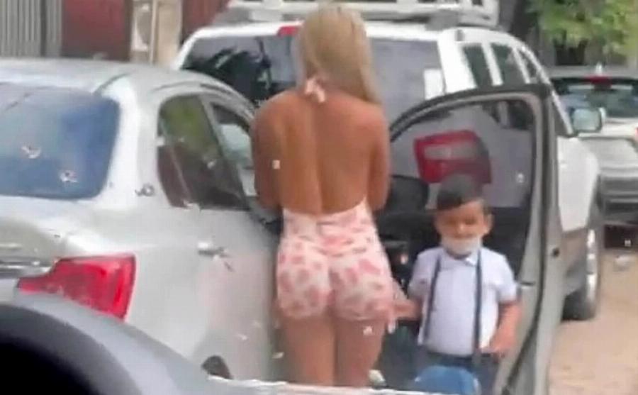 Γονείς αντέδρασαν στην εμφάνιση μητέρας στο σχολείο: Την μαγνητοσκόπησαν κρυφά και την ανέβασαν στο διαδίκτυο