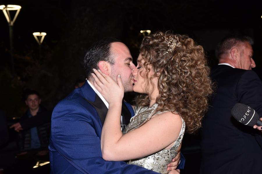 Αρραβώνας Μαυρίκιου – Ιλάειρας: Η εντυπωσιακή Ιλάειρα, το παθιασμένο φιλί, τα πυροτεχνήματα και οι χοροί