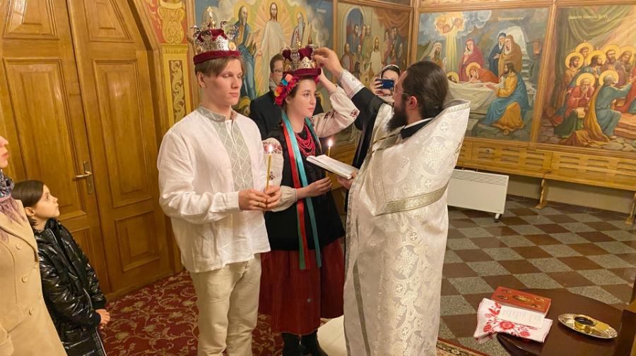 Πόλεμος – Ουκρανία: Ζευγάρι παντρεύτηκε στη Μονή του Αγίου Μιχαήλ του Κιέβου εν μέσω επιθέσεων