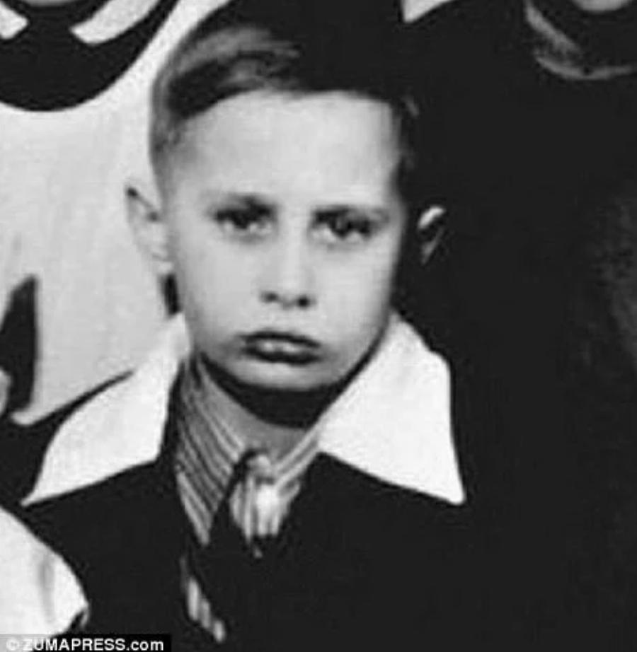 Σπάνιες φωτογραφίες του Βλαντιμίρ Πούτιν πριν γίνει Πρόεδρος, που ήθελε να εξαφανίσει αλλά δεν τα κατάφερε