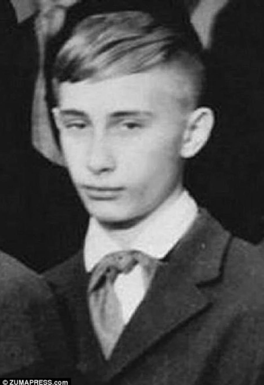 Σπάνιες φωτογραφίες του Βλαντιμίρ Πούτιν πριν γίνει Πρόεδρος, που ήθελε να εξαφανίσει αλλά δεν τα κατάφερε