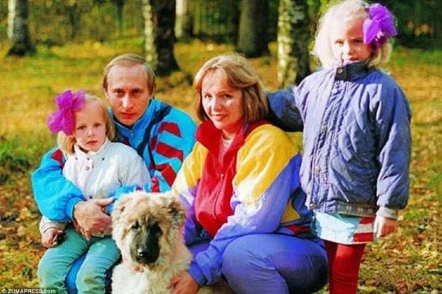 Σπάνιες φωτογραφίες του Βλαντιμίρ Πούτιν πριν γίνει Πρόεδρος, που ήθελε να εξαφανίσει αλλά δεν τα κατάφερε