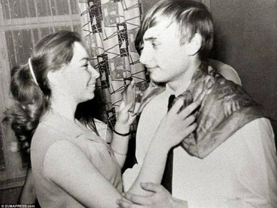 Σπάνιες φωτογραφίες του Βλαντιμίρ Πούτιν πριν γίνει Πρόεδρος, που ήθελε να εξαφανίσει αλλά δεν τα κατάφερε