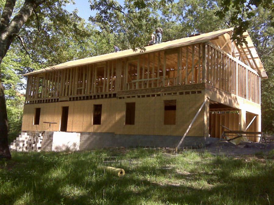 Μια απίστευτη μητέρα 4 παιδιών έχτισε ολομόναχη το δικό της σπίτι βλέποντας οδηγίες στο youtube