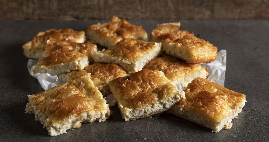 Πανεύκολη και πεντανόστιμη τυρόπιτα σαν της γιαγιάς: Ο Άκης Πετρετζίκης δίνει την ωραιότερη συνταγή