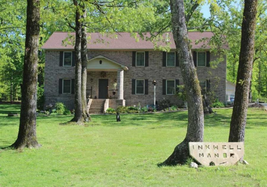 Μια απίστευτη μητέρα 4 παιδιών έχτισε ολομόναχη το δικό της σπίτι βλέποντας οδηγίες στο youtube