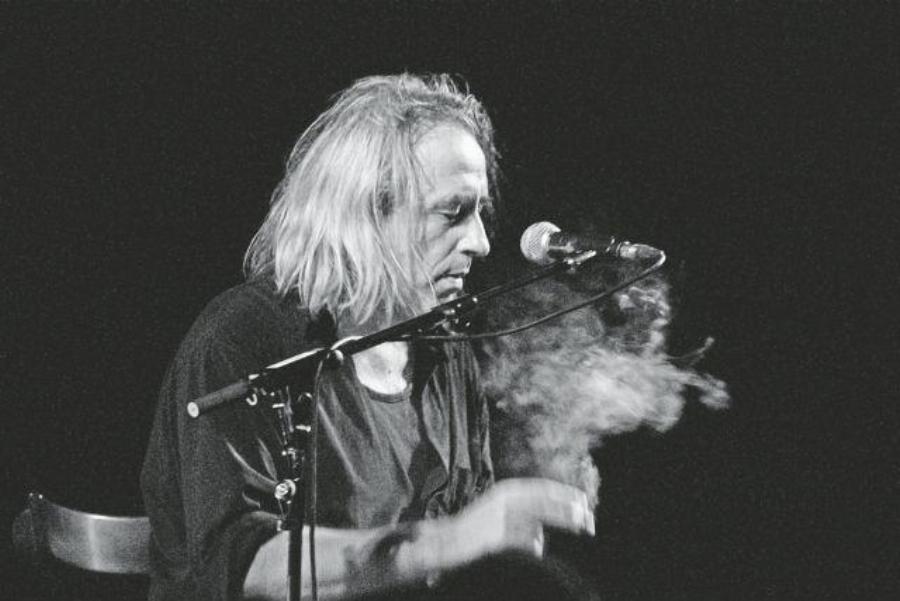 Γιάννης Αγγελάκας: Τα φτωχικά χρόνια, οι εργατικές συνοικίες, η εργασία ως ρακοσυλλέκτης και ο τρόπος που διαλύθηκαν οι Τρύπες