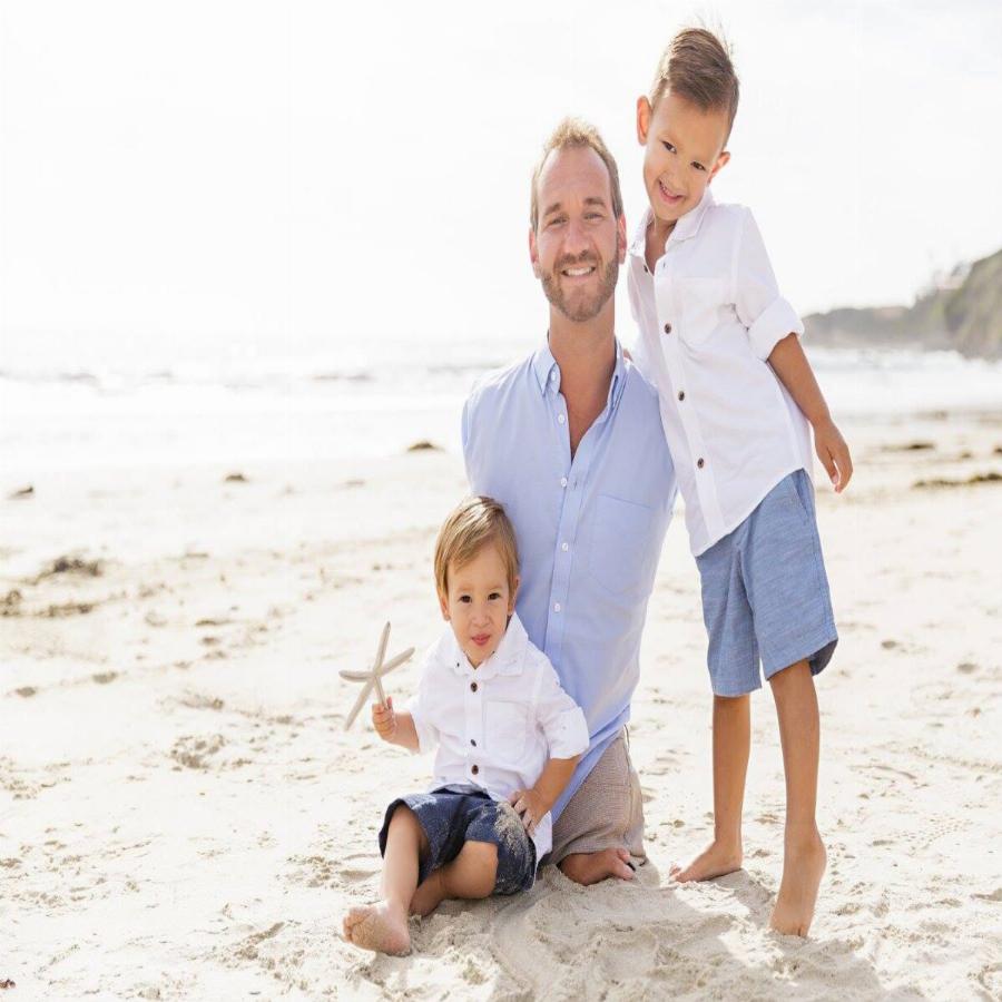 Νικ Βουιζίτζ: Ο άντρας που γεννήθηκε χωρίς άκρα, δημιούργησε οικογένεια και πέτυχε όλα του τα όνειρα