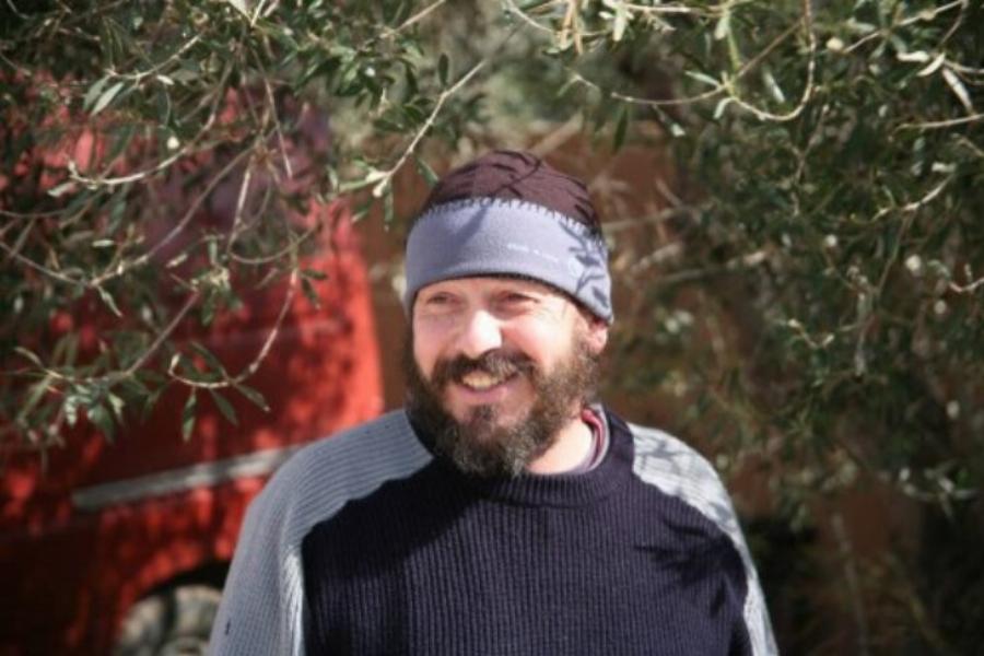 Μιχάλης Καλογεράκης: Ο Κρητικός εφευρέτης παράγει δωρεάν καύσιμα από το νερό