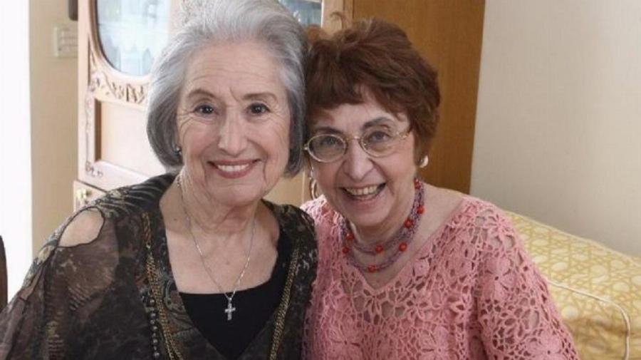 Έφη Παπαθεοδώρου: Η αξέχαστη «Θεοπούλα» στο «Παρά Πέντε», οι δεκάδες προτάσεις γάμου που απέρριψε, η παρενόχληση και ο χαμός της φίλης της