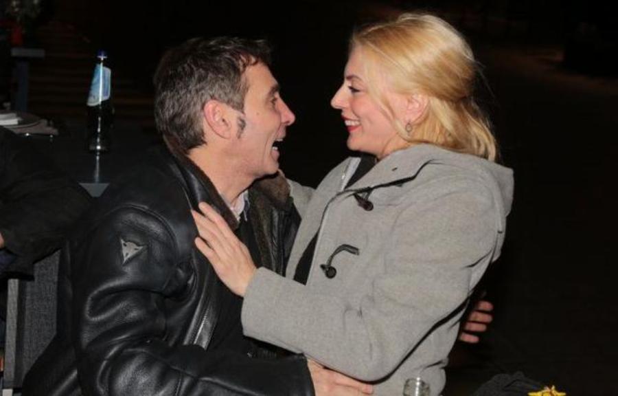 Θοδωρής Αθερίδης και Σμαράγδα Καρύδη: Εικόνες από το σπίτι τους – Με νεανική διακόσμηση και θέα στην Ακρόπολη