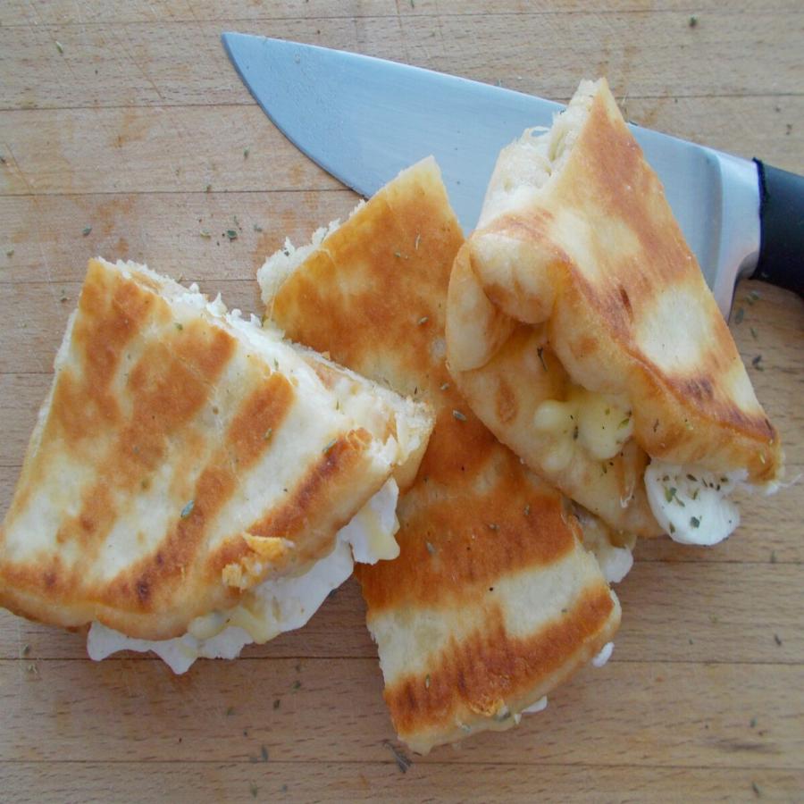 Υπέροχα τυροπιτάκια: Εύκολα και γρήγορα με πίτα από σουβλάκι και μόνο 4 υλικά