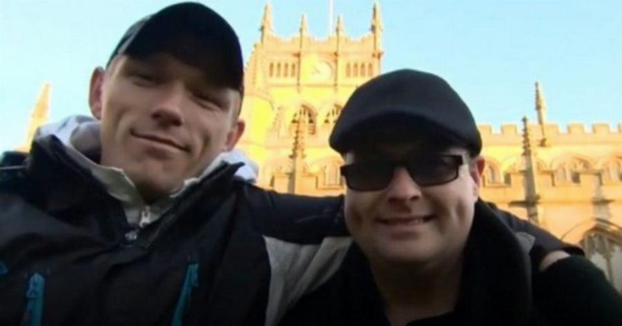 Aπίστευτο περιστατικό: 39χρονος κέρασε τσιγάρο σε άστεγο και ανακάλυψε πως είναι ο επί 3 δεκαετίες χαμένος αδερφός του