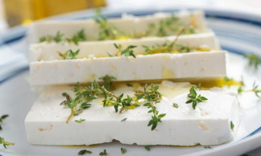 Φέτα: Τα οφέλη για την υγεία, η διατροφική της αξία και η φήμη του “λευκού χρυσού”