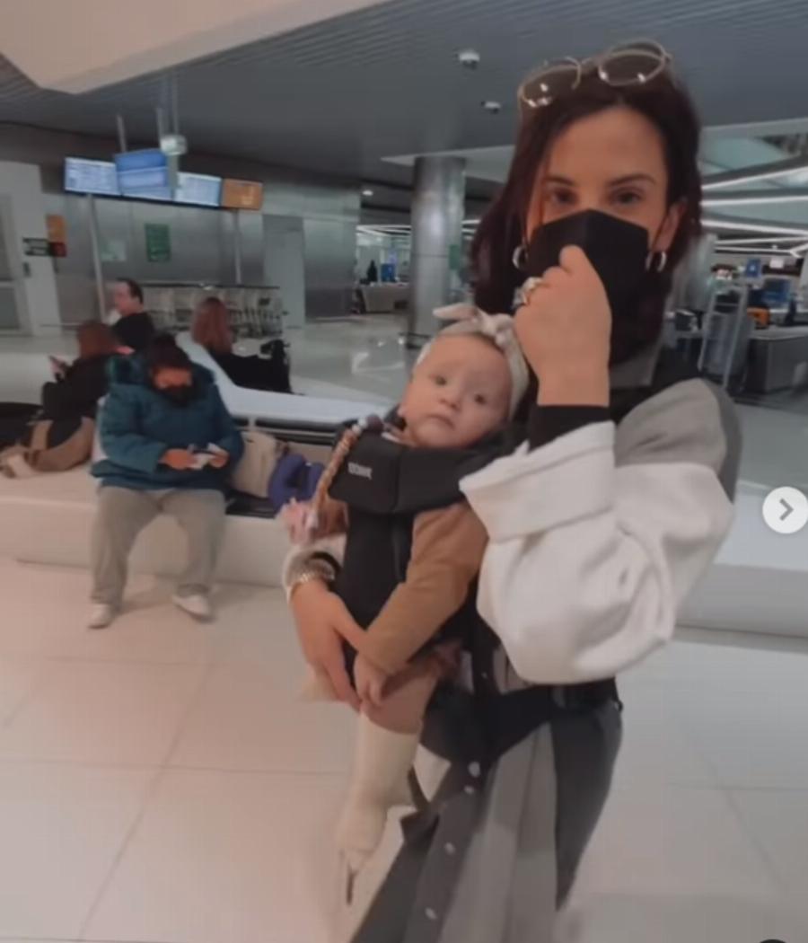 Πήραν το στυλ των γονιών τους: Εφυγαν για το πρώτο αεροπορικό ταξίδι η Αριάνα και Φιλίππα Τανιμανίδη