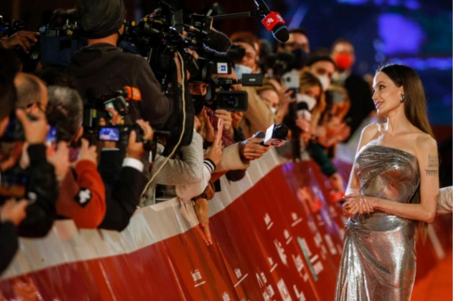 Αντζελίνα Τζολί: Μαγνήτισε όλα τα βλέμματα με το κορμί της – Σαν άγαλμα εμφανίστηκε στο κόκκινο χαλί