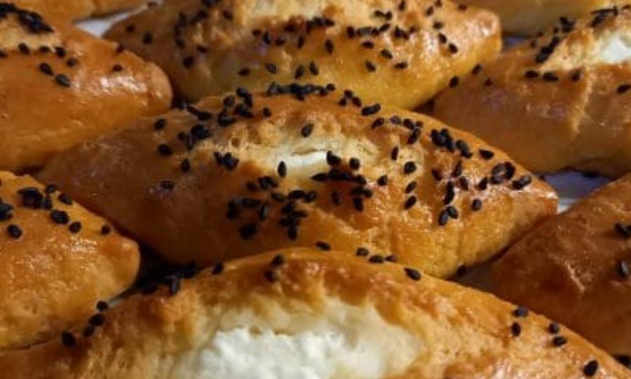 Του ονείρου: Η πιο λαχταριστή τυρόπιτα με φέτα, μαυροκούκι και μέλι