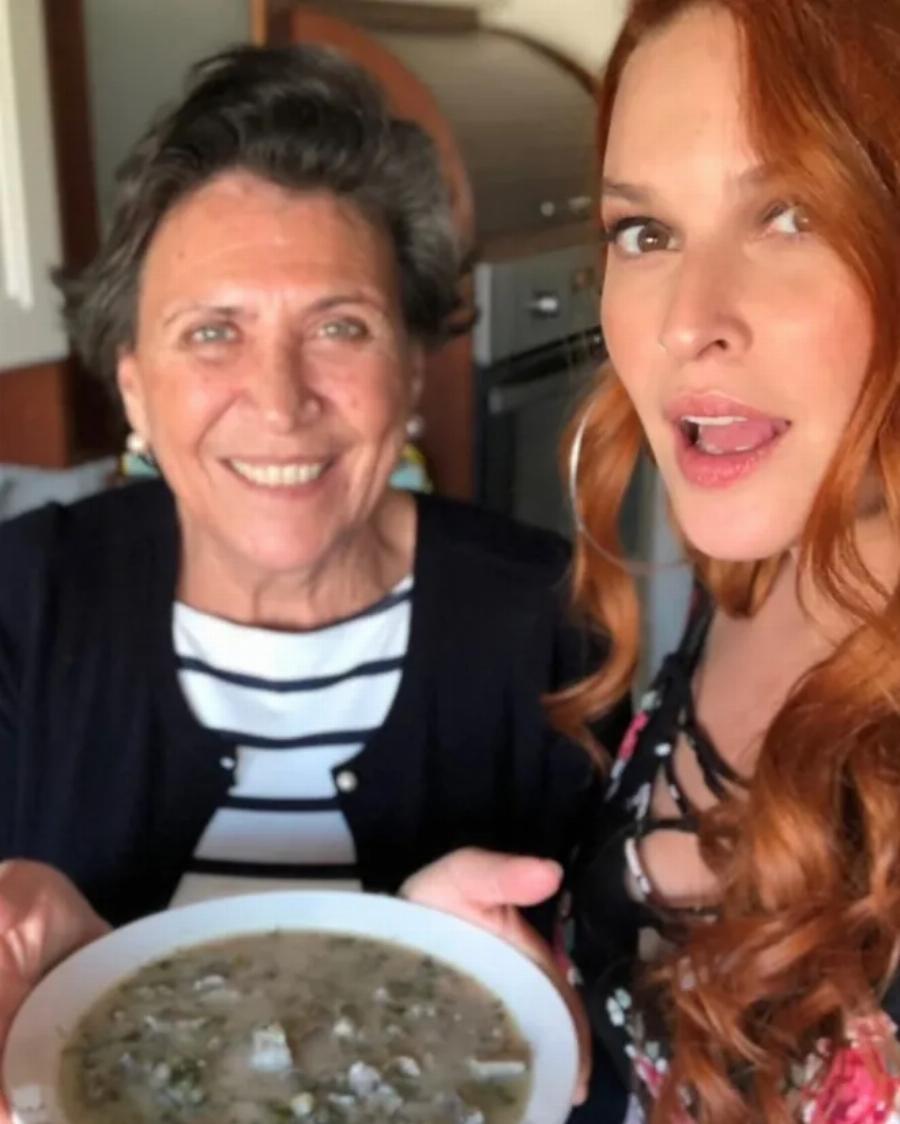 Σίσσυ Χρηστίδου: «Και όταν ξανασυναντηθούμε, κοίτα μανούλα μου, φουστάνι να φοράς… μέσα να τρέξω να χωθώ»