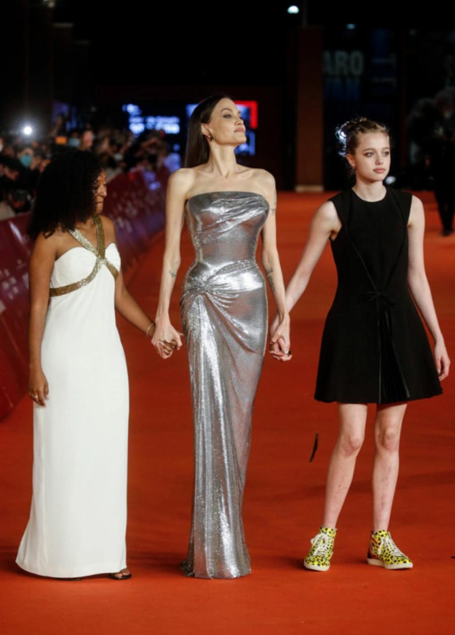 Αντζελίνα Τζολί: Μαγνήτισε όλα τα βλέμματα με το κορμί της – Σαν άγαλμα εμφανίστηκε στο κόκκινο χαλί