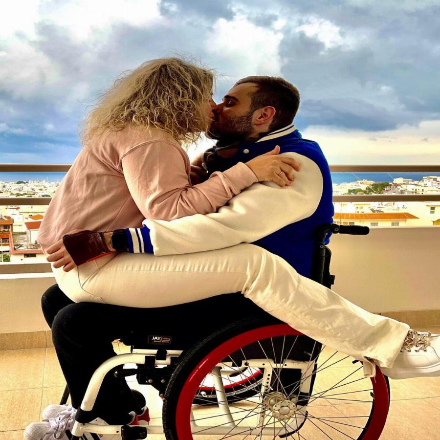 Η ιστορία της Ανθής και του Νίκου που έμεινε σε αμαξίδιο μετά από ατύχημα – Η αγάπη βρίσκει πάντα τρόπο