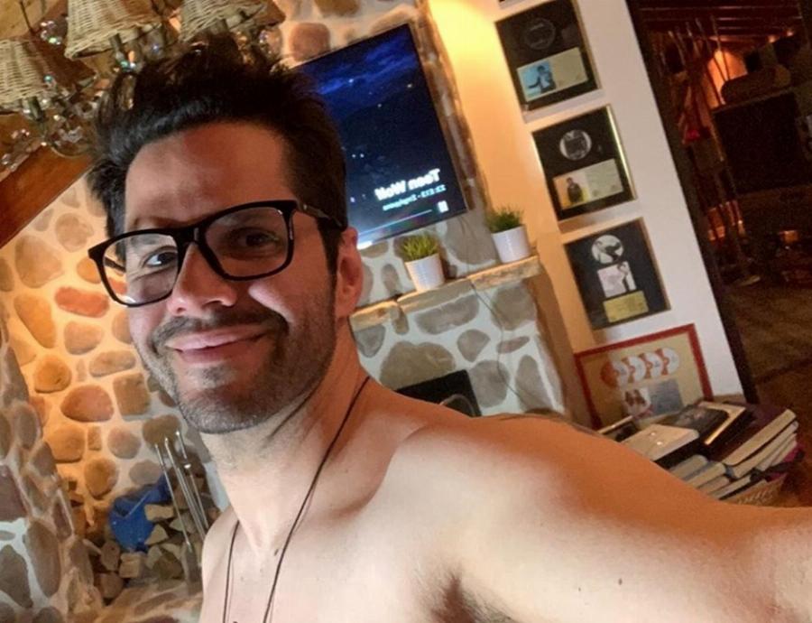 Γιώργος Τσαλίκης: Το πανέμορφο πέτρινο τζάκι που έχει στην κρεβατοκάμαρα του