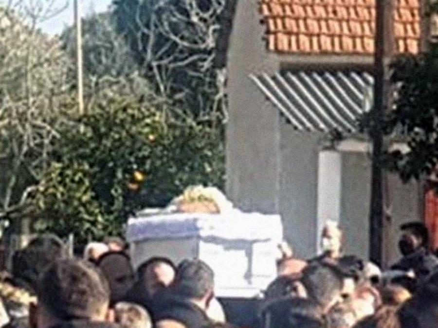 Σκηνές αρχαίας τραγωδίας στο «ύστατο χαίρε»: Θρήνος για την 17χρονη τρίδυμη Ελένη που «έσβησε» στην άσφαλτο