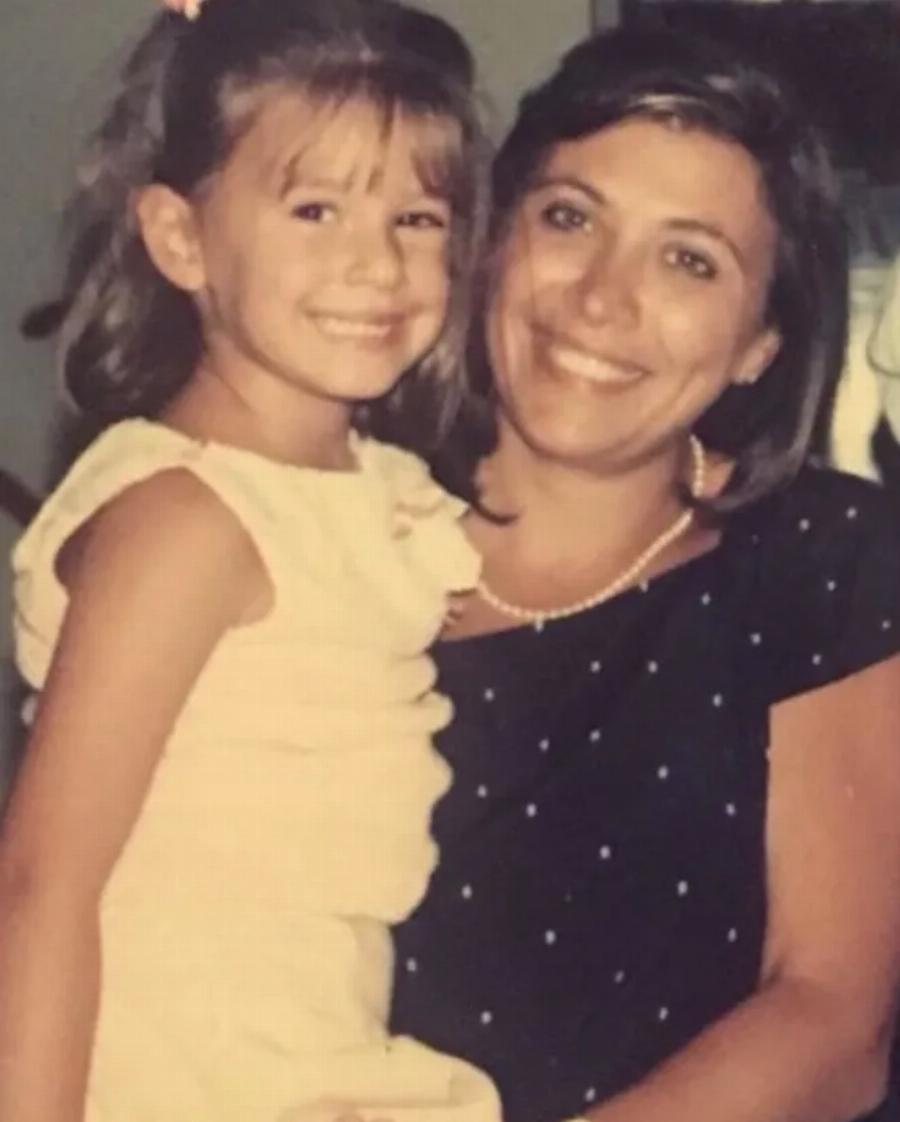 Σίσσυ Χρηστίδου: «Και όταν ξανασυναντηθούμε, κοίτα μανούλα μου, φουστάνι να φοράς… μέσα να τρέξω να χωθώ»