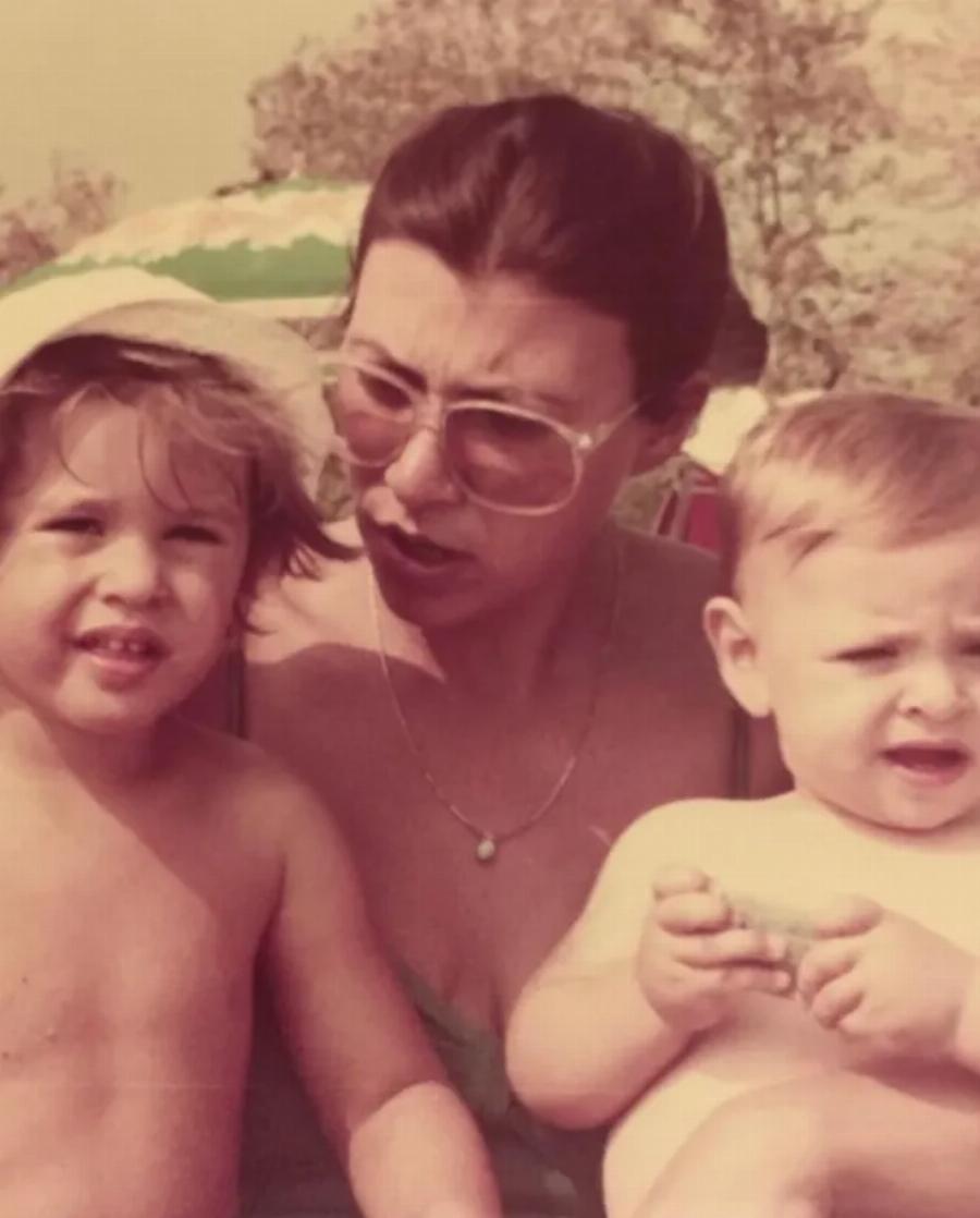 Σίσσυ Χρηστίδου: «Και όταν ξανασυναντηθούμε, κοίτα μανούλα μου, φουστάνι να φοράς… μέσα να τρέξω να χωθώ»