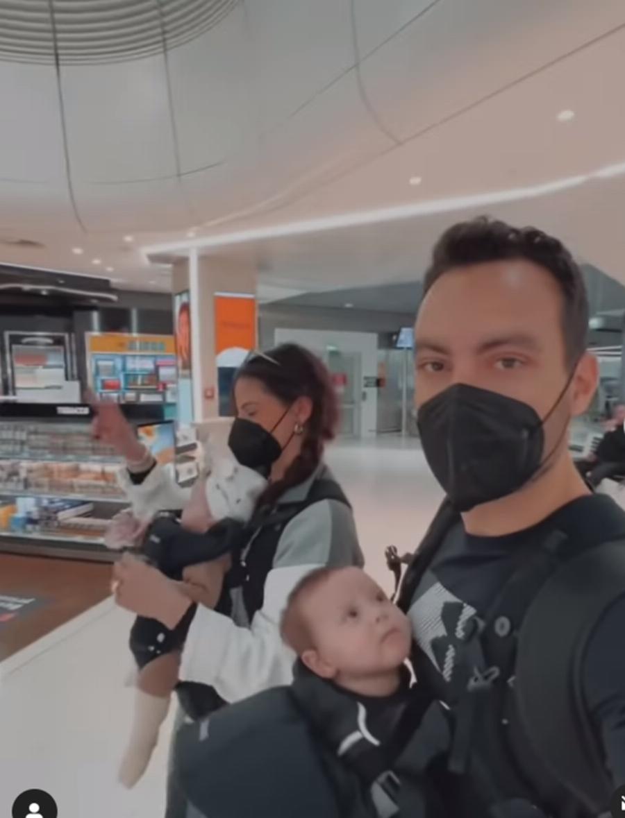 Πήραν το στυλ των γονιών τους: Εφυγαν για το πρώτο αεροπορικό ταξίδι η Αριάνα και Φιλίππα Τανιμανίδη