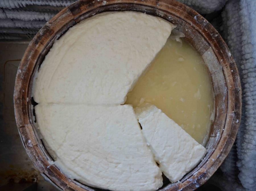 Σπιτική άλμη: Έτοιμη σε 3 λέπτα για να διατηρήσετε τη φέτα μόνο με 2 απλά υλικά