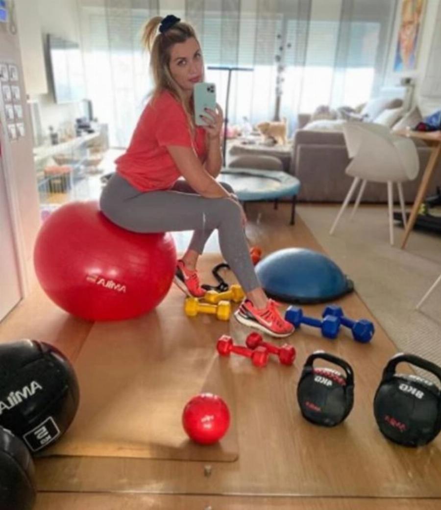 Κωνσταντίνα Σπυροπούλου: Γυμναστήριο στο σαλόνι και θέα στη θάλασσα – Φωτογραφίες από την πολυτελή μεζονέτα της στη Βούλα