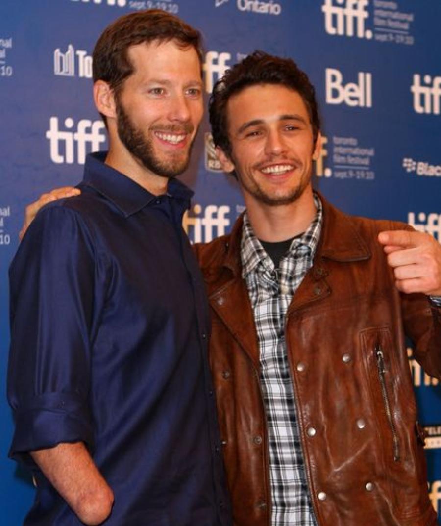 Άρον Ράλστον: Ο πεζοπόρος που έκοψε μόνος του το χέρι του, όταν πλακώθηκε κάτω από ένα βράχο –  Η ιστορία του έγινε ταινία