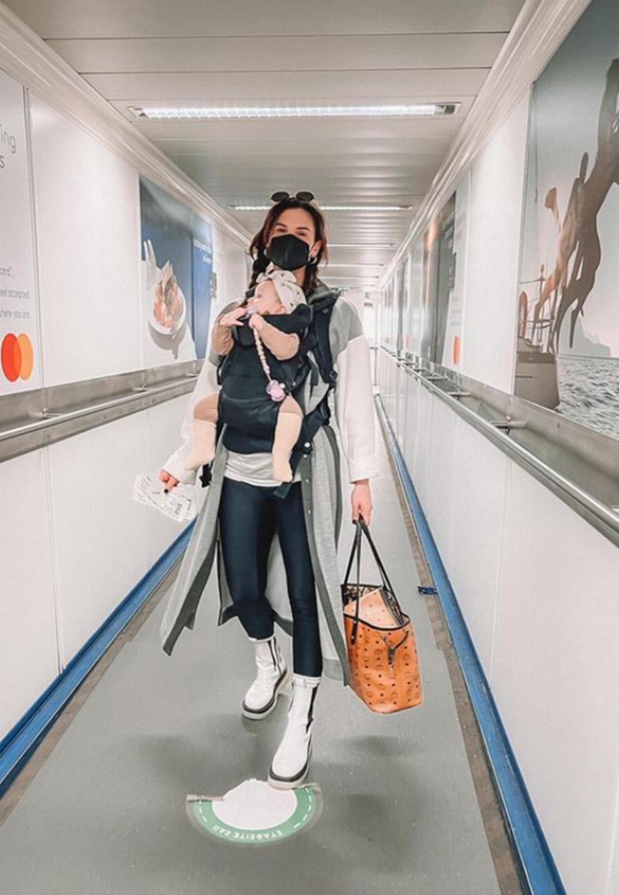 Πήραν το στυλ των γονιών τους: Εφυγαν για το πρώτο αεροπορικό ταξίδι η Αριάνα και Φιλίππα Τανιμανίδη