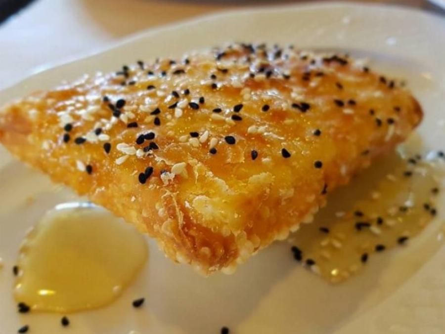 Λαχταριστή τυρόπιτα: Με φέτα τυλιγμένη σε φύλλο κρούστας με σάλτσα μελιού