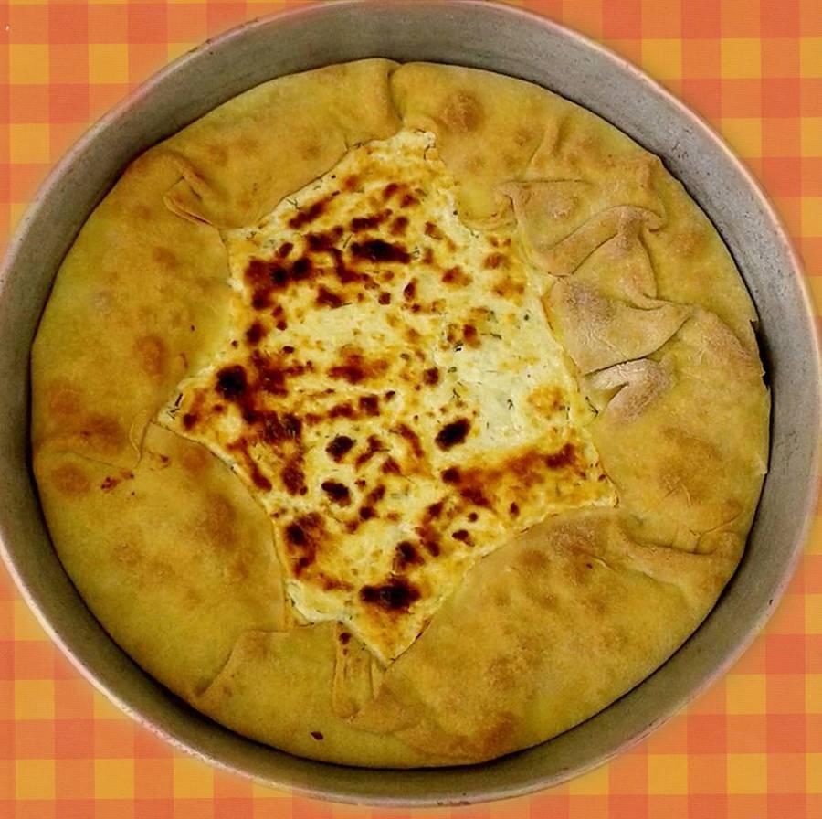 Ανοιχτή Μανιάτικη τυρόπιτα: Η παραδοσιακή συνταγή με μυζήθρα και σφέλα για ένα πεντανόστιμο αποτέλεσμα