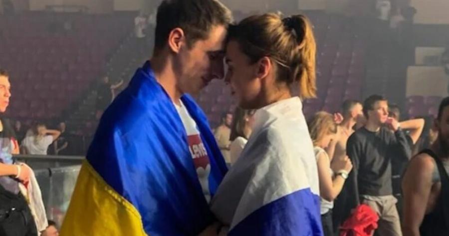 Eκείνος είναι Ουκρανός, εκείνη Ρωσίδα: H φωτογραφία του ζευγαριού που κάνει το γύρο του πλανήτη