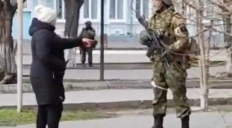 «Τι ήρθατε να κάνετε στη χώρα μας;»: Ουκρανή γυναίκα στέκεται με θάρρος απέναντι σε πάνοπλους Ρώσους στρατιώτες