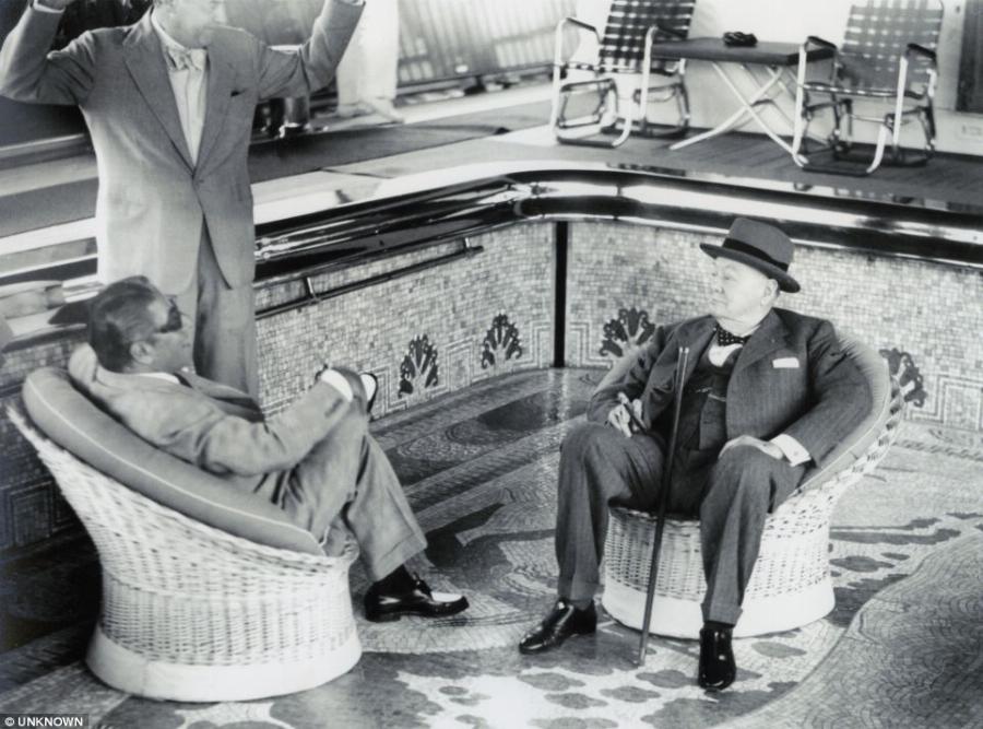 Η μυθική θαλαμηγός «Χριστίνα»: Το πλωτό παλάτι του Ωνάση, τα θρυλικά πάρτι, ο γάμος με την Τζάκι Κένεντι και η πισίνα – πίστα χορού