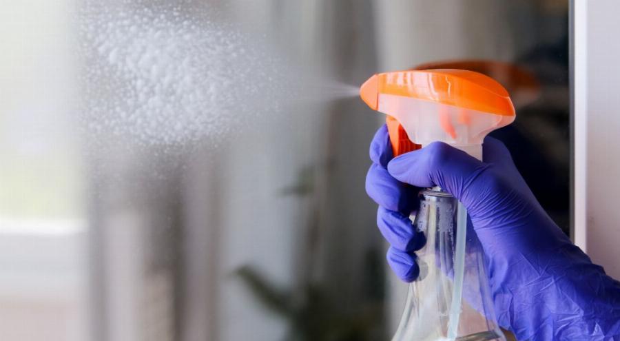 Θαμπά τζάμια: Το έξυπνο κόλπο από τις γιαγιάδες μας – Ο τρόπος για να γίνουν λαμπερά χωρίς κόπο