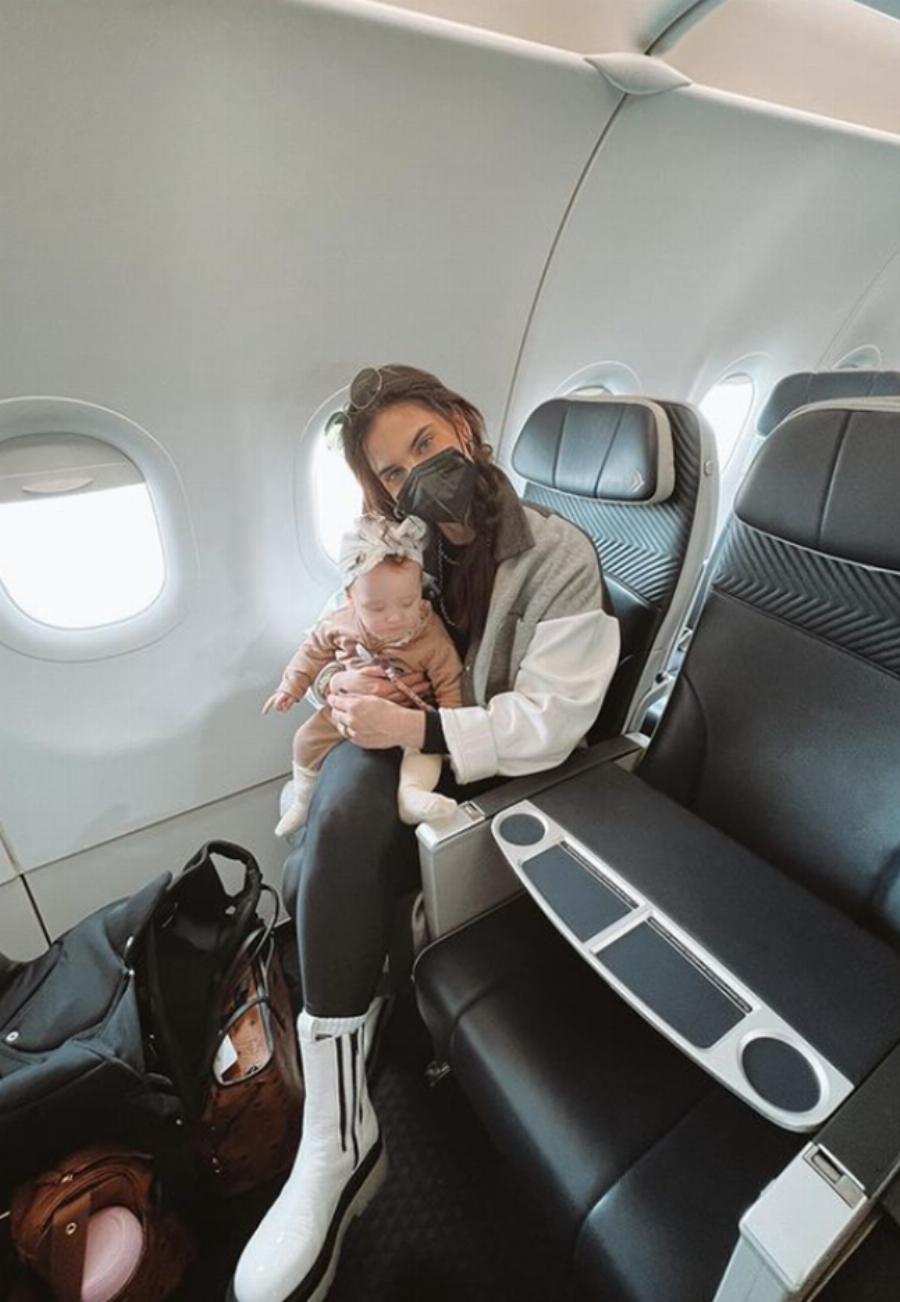 Πήραν το στυλ των γονιών τους: Εφυγαν για το πρώτο αεροπορικό ταξίδι η Αριάνα και Φιλίππα Τανιμανίδη