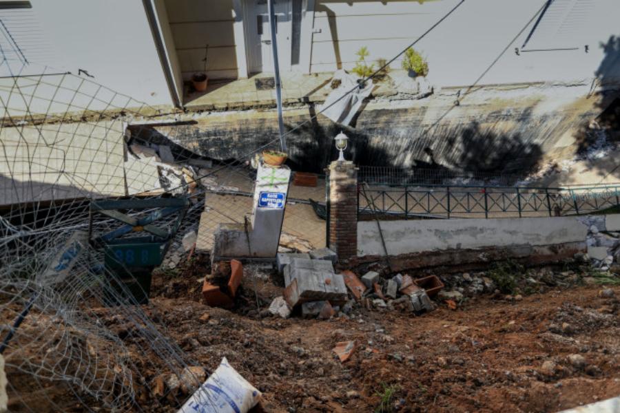 Απίστευτες εικόνες στο Νέο Βουτζά: Σπίτι βυθίστηκε τρία μέτρα πιο χαμηλά λόγω καθίζησης