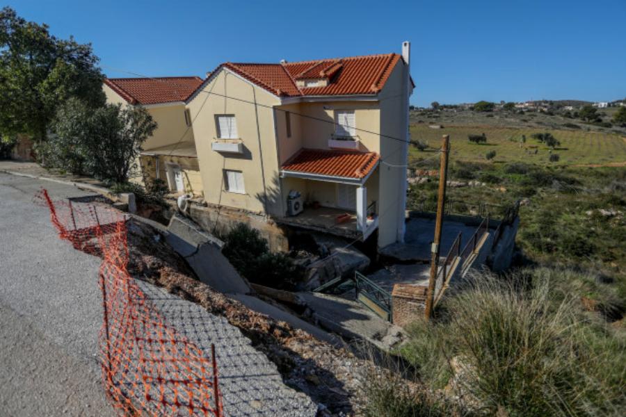 Απίστευτες εικόνες στο Νέο Βουτζά: Σπίτι βυθίστηκε τρία μέτρα πιο χαμηλά λόγω καθίζησης