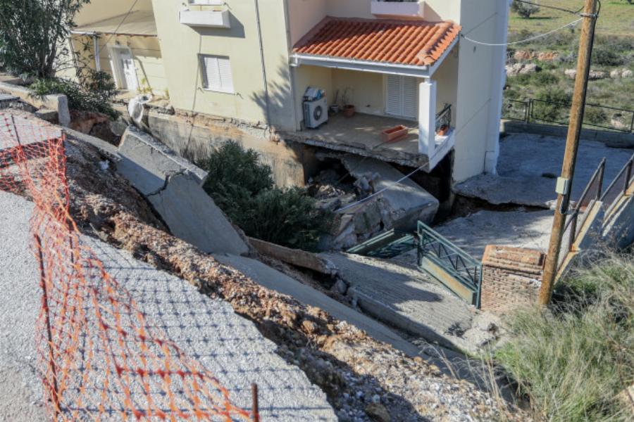 Απίστευτες εικόνες στο Νέο Βουτζά: Σπίτι βυθίστηκε τρία μέτρα πιο χαμηλά λόγω καθίζησης