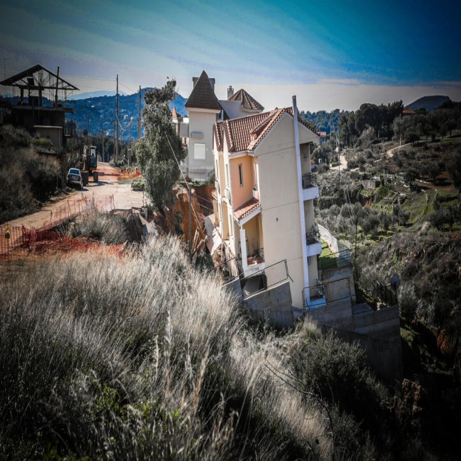 Απίστευτες εικόνες στο Νέο Βουτζά: Σπίτι βυθίστηκε τρία μέτρα πιο χαμηλά λόγω καθίζησης