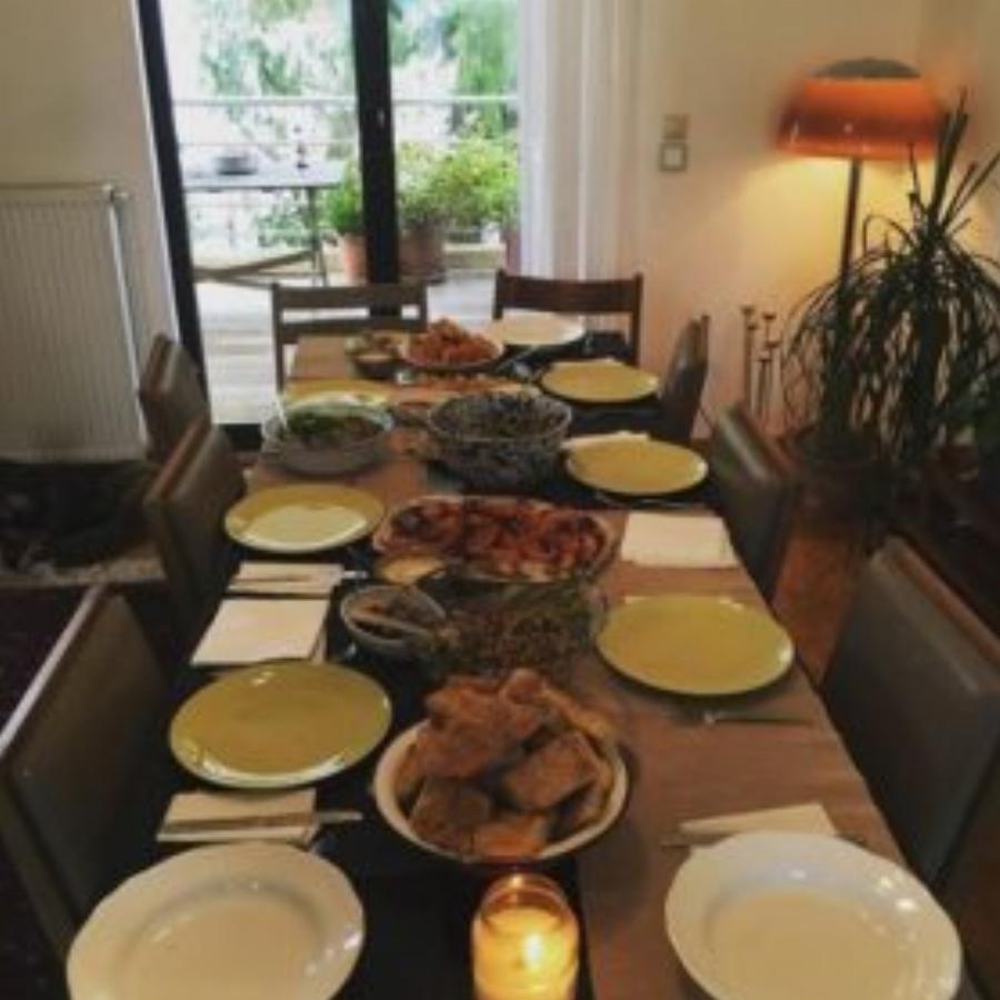 Κατερίνα Παπουτσάκη: Το πανέμορφο ρετρό σπίτι στον Χολαργό με το ονειρεμένο μπαλκόνι και την μεγάλη κουζίνα