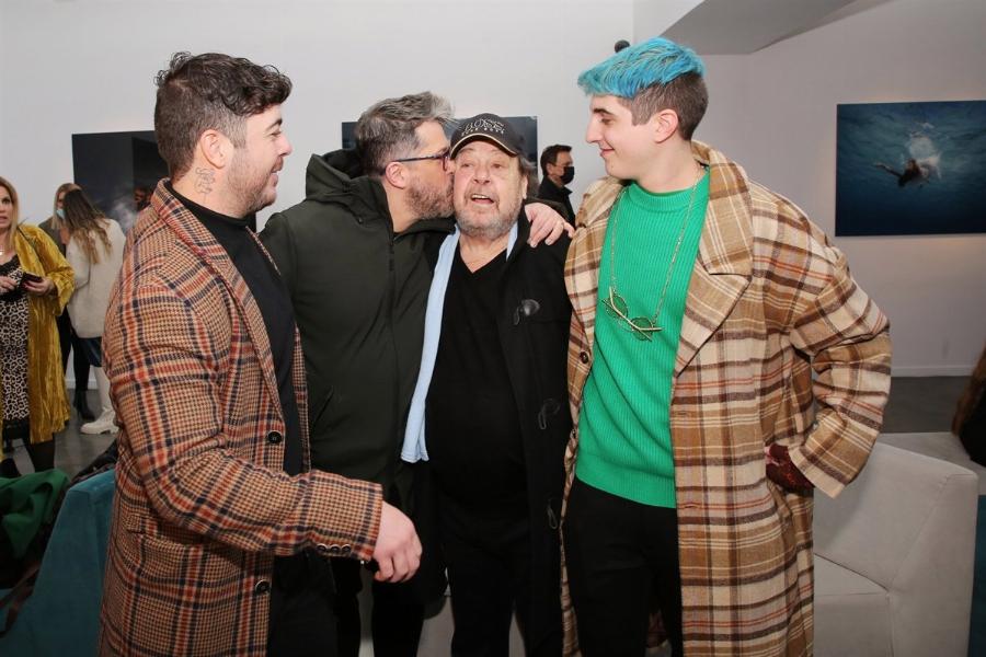 Σοφία Αλιμπέρτη – Γιάννης Πάριος: Βρέθηκαν μαζί στην πρώτη έκθεση φωτογραφίας του μεγάλου γιου τους