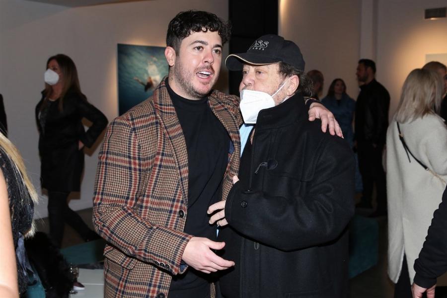 Σοφία Αλιμπέρτη – Γιάννης Πάριος: Βρέθηκαν μαζί στην πρώτη έκθεση φωτογραφίας του μεγάλου γιου τους