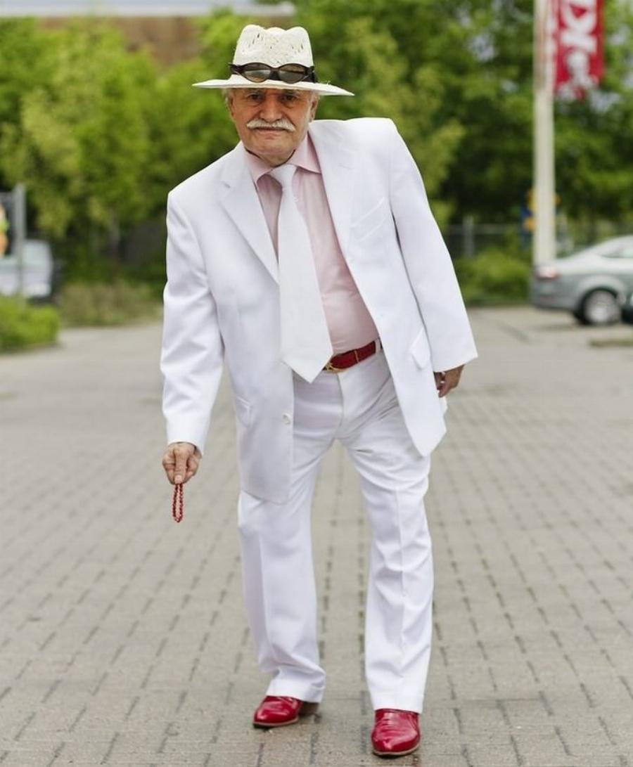 Η απόλυτη μόδα: Ένας φωτογράφος απαθανάτιζε κάθε μέρα, επί 3 χρόνια, το ντύσιμο ενός 86χρονου ράφτη