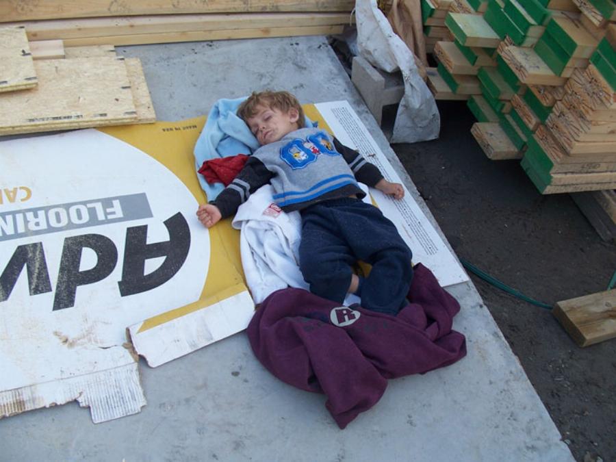 Μια απίστευτη μητέρα 4 παιδιών έχτισε ολομόναχη το δικό της σπίτι βλέποντας οδηγίες στο youtube