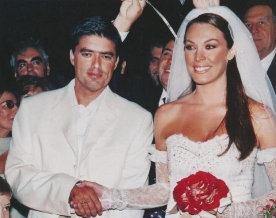 Γόβες που έλαμπαν, μίνι νυφικό, έντονο βάψιμο: Σπάνιες φωτογραφίες από τον γάμο της Στεφανίδου με τον Ευαγγελάτο